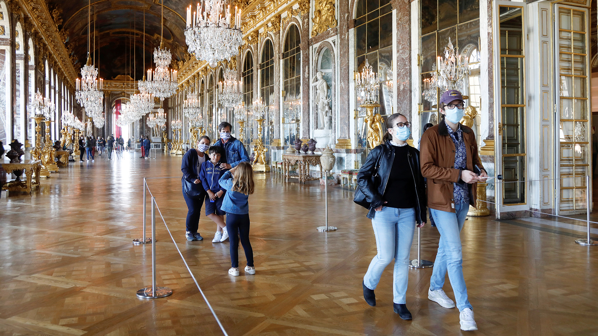 Besucher mit Schutzmasken in der "Galerie des Glaces" im Schloss von Versailles, Frankreich. | REUTERS