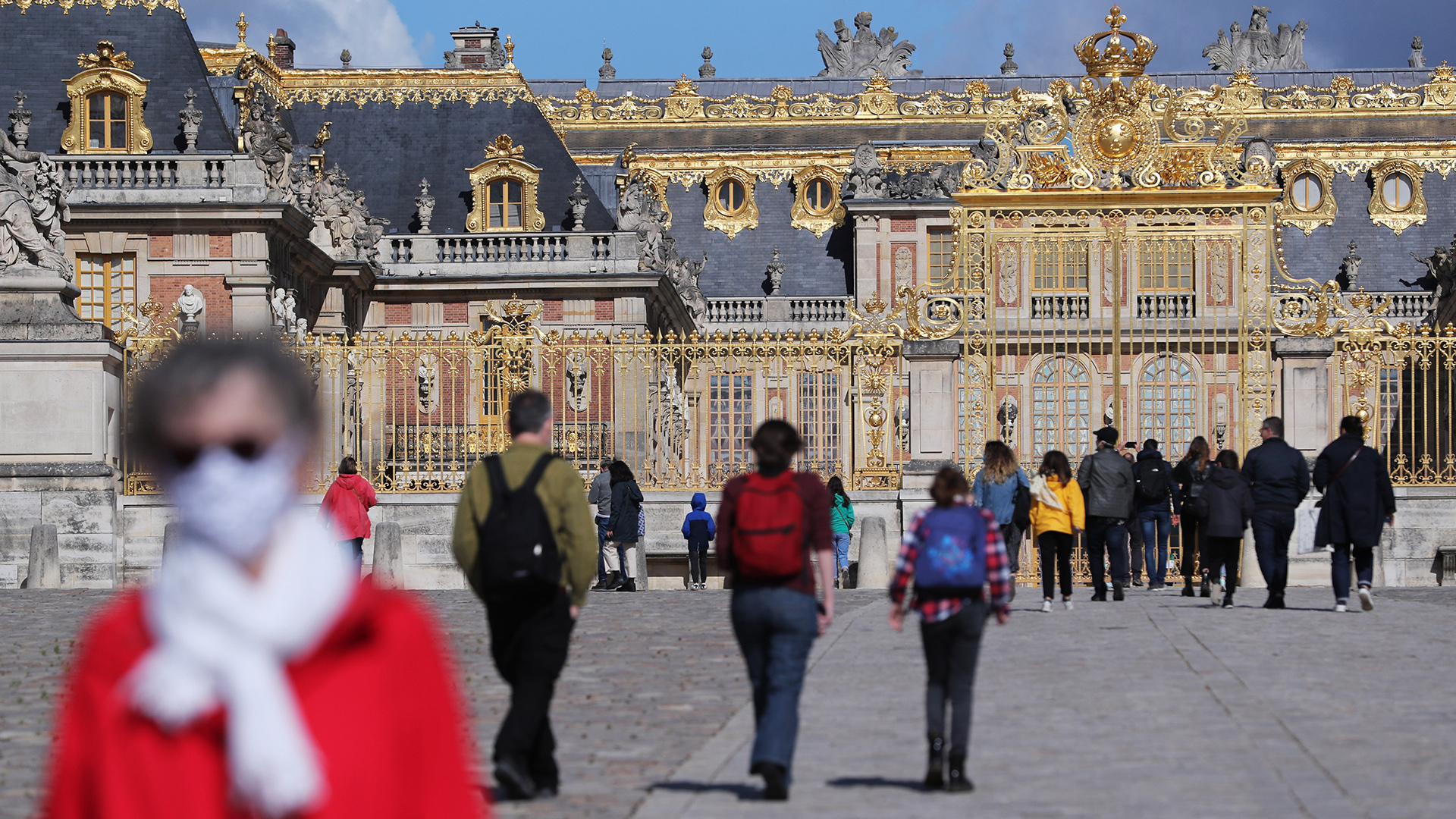 Die Besucher vor dem Schloss von Versailles, Frankreich. | dpa