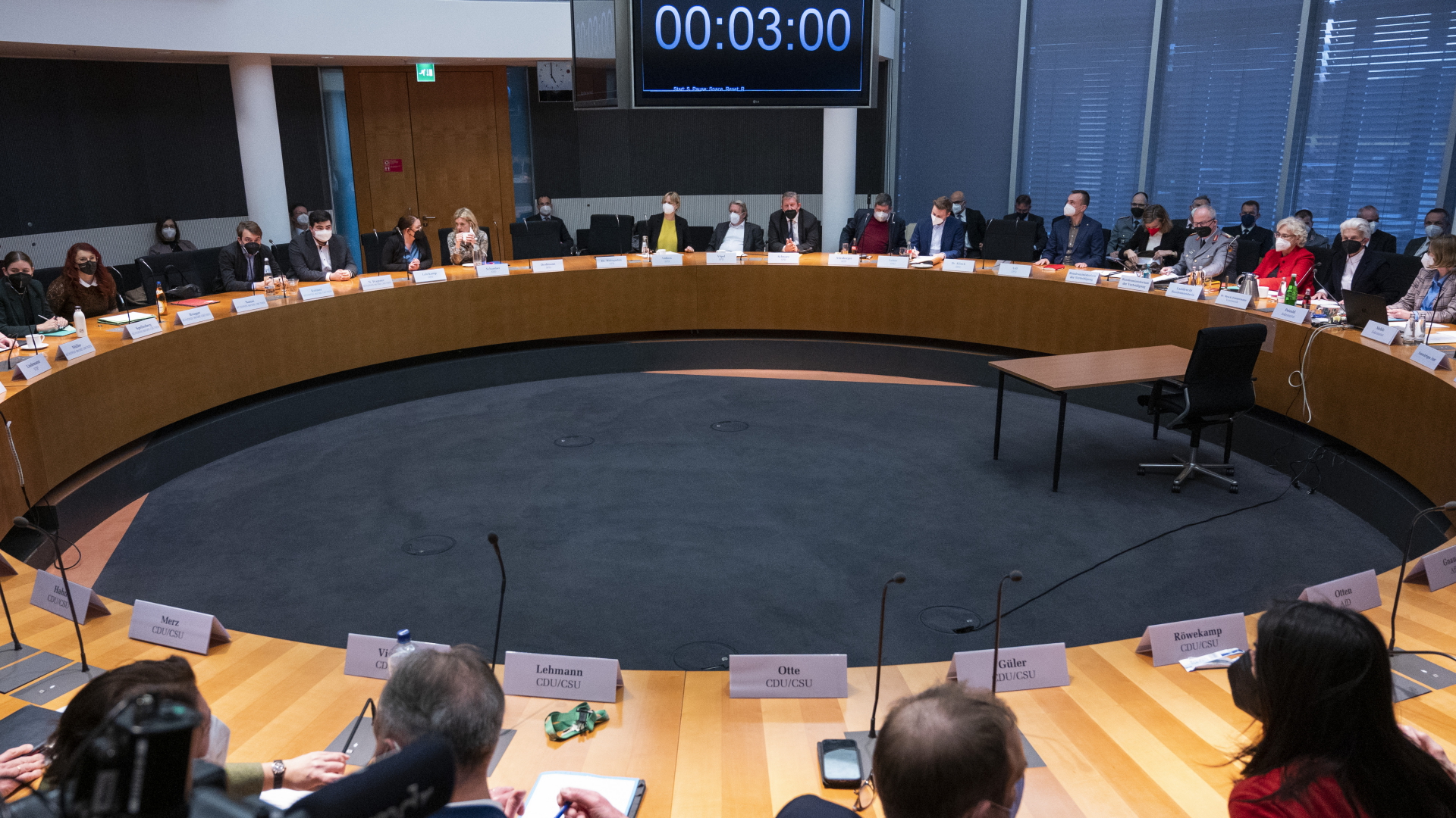 Die Mitglieder des Verteidigungsausschusses des Bundestags bei einer Sondersitzung.  | dpa