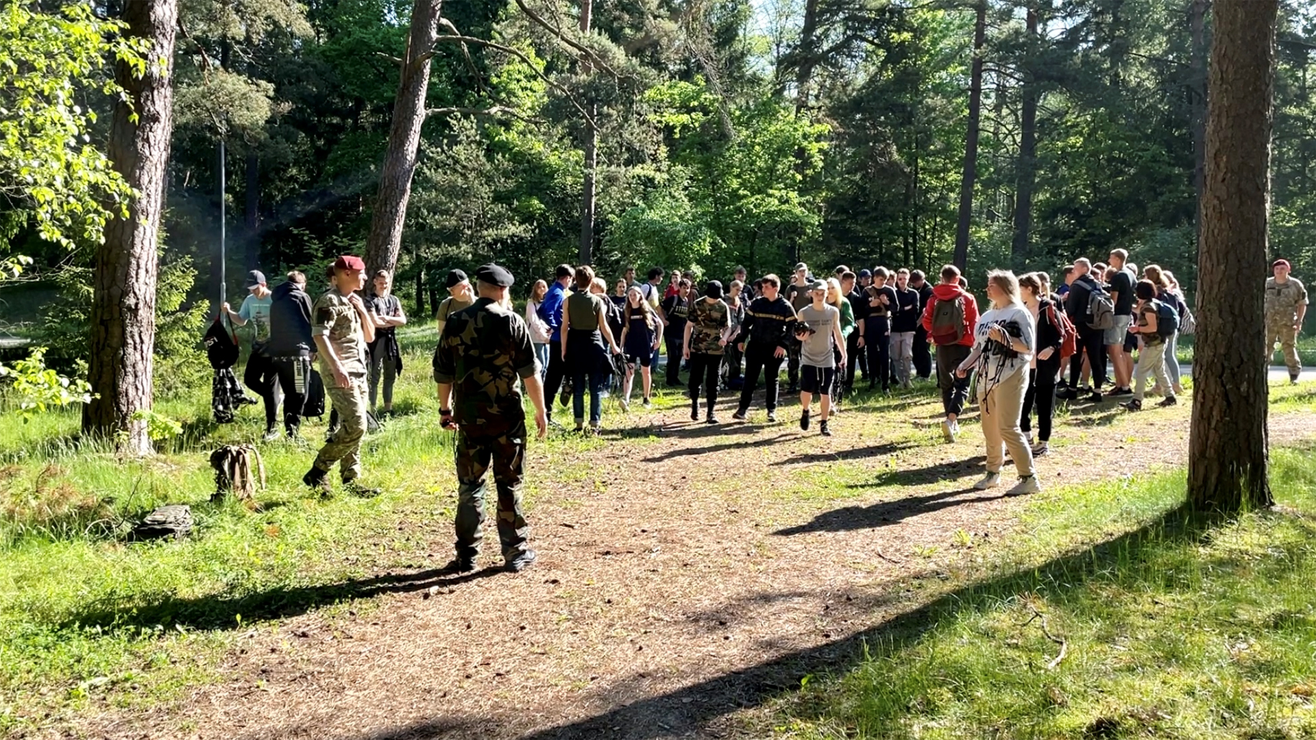 Schülerinnen und Schüler nehmen an einem Verteidigungskurs in Litauen teil. | Christian Blenker