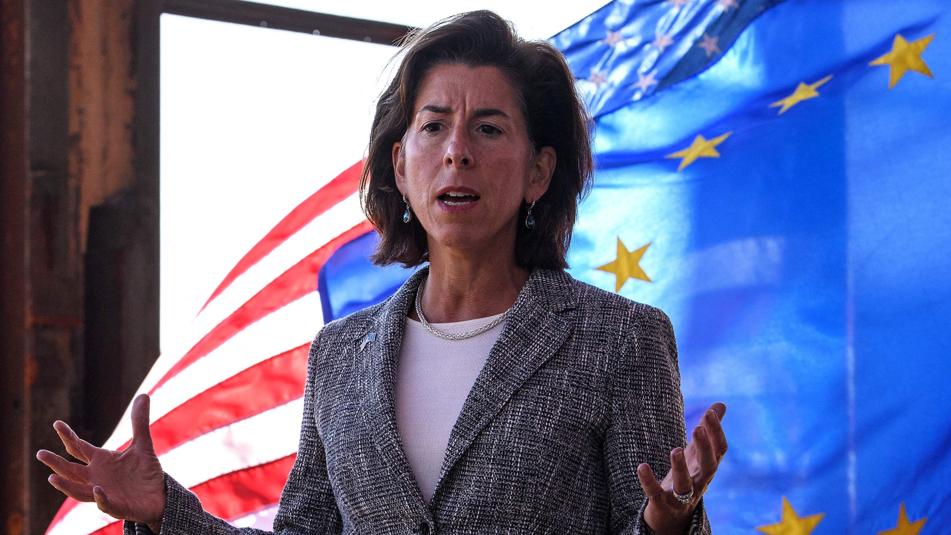 Gina Raimondo vor USA- und EU-Flaggen | AFP