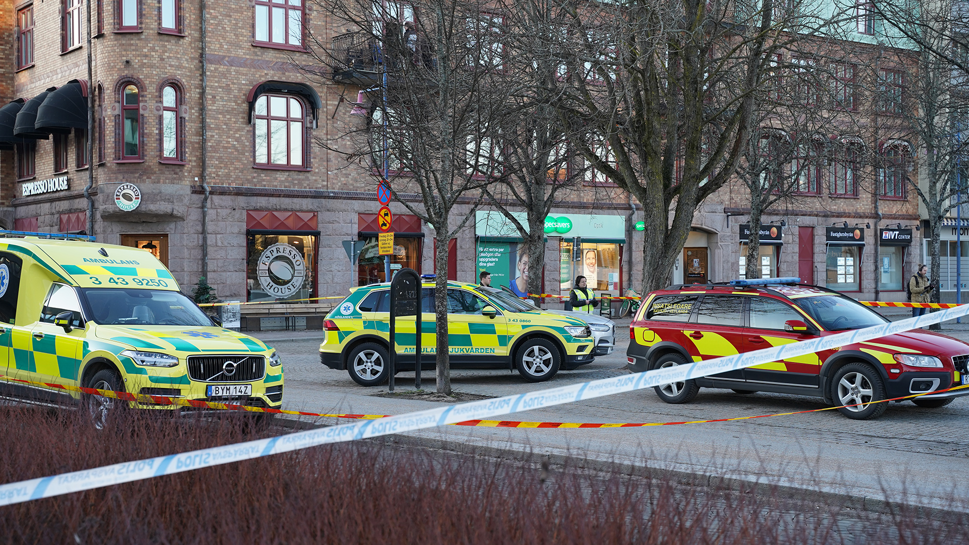 Polizeiautos stehen in der schwedischen Stadt Vetlanda auf der Straße| Bildquelle: picture alliance / CARL CARLERT