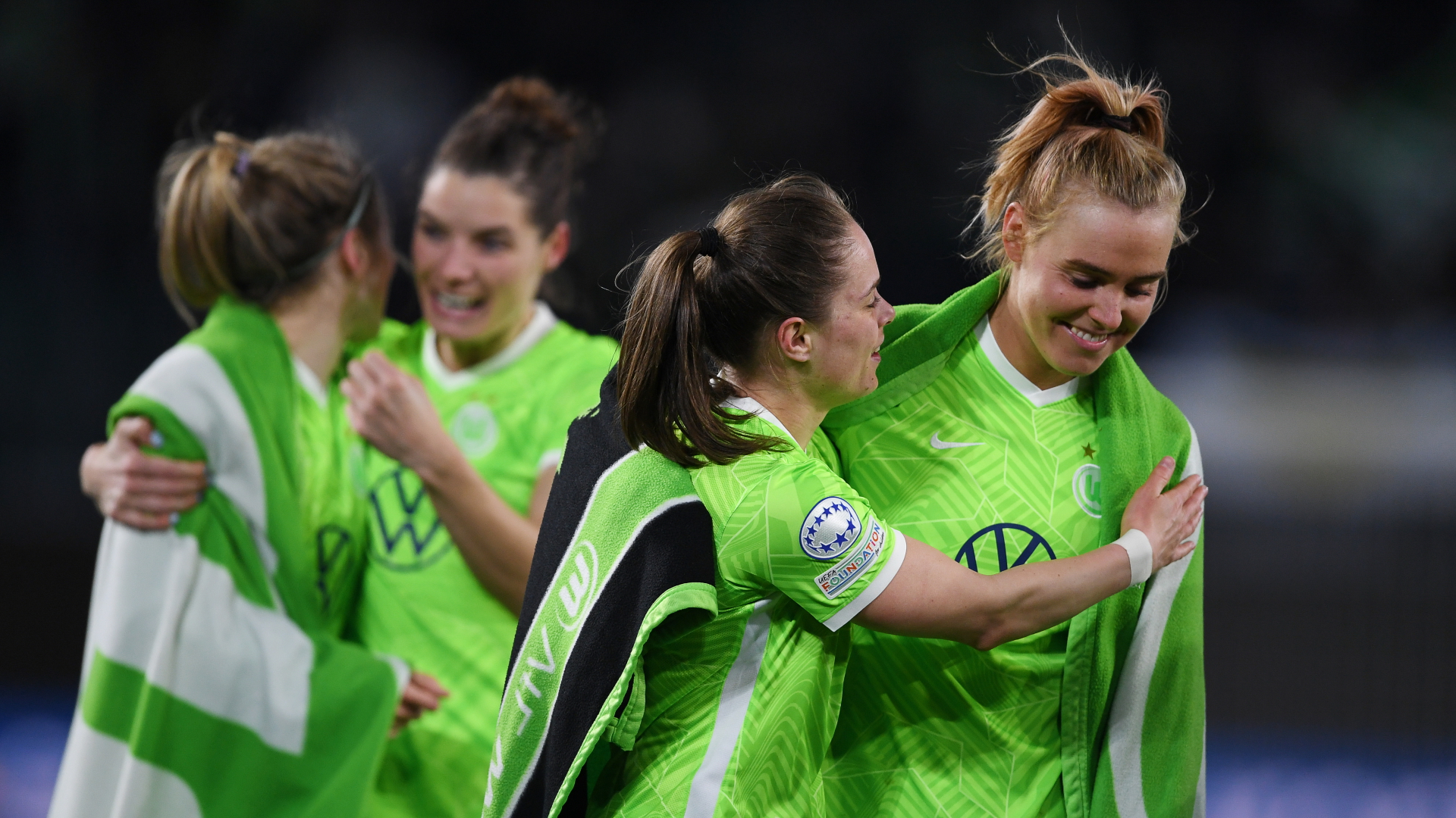 Vier Fußballerinnen des VfL Wolfsburg freuen sich über den Einzug ins Halbfinale der Champions League. | dpa
