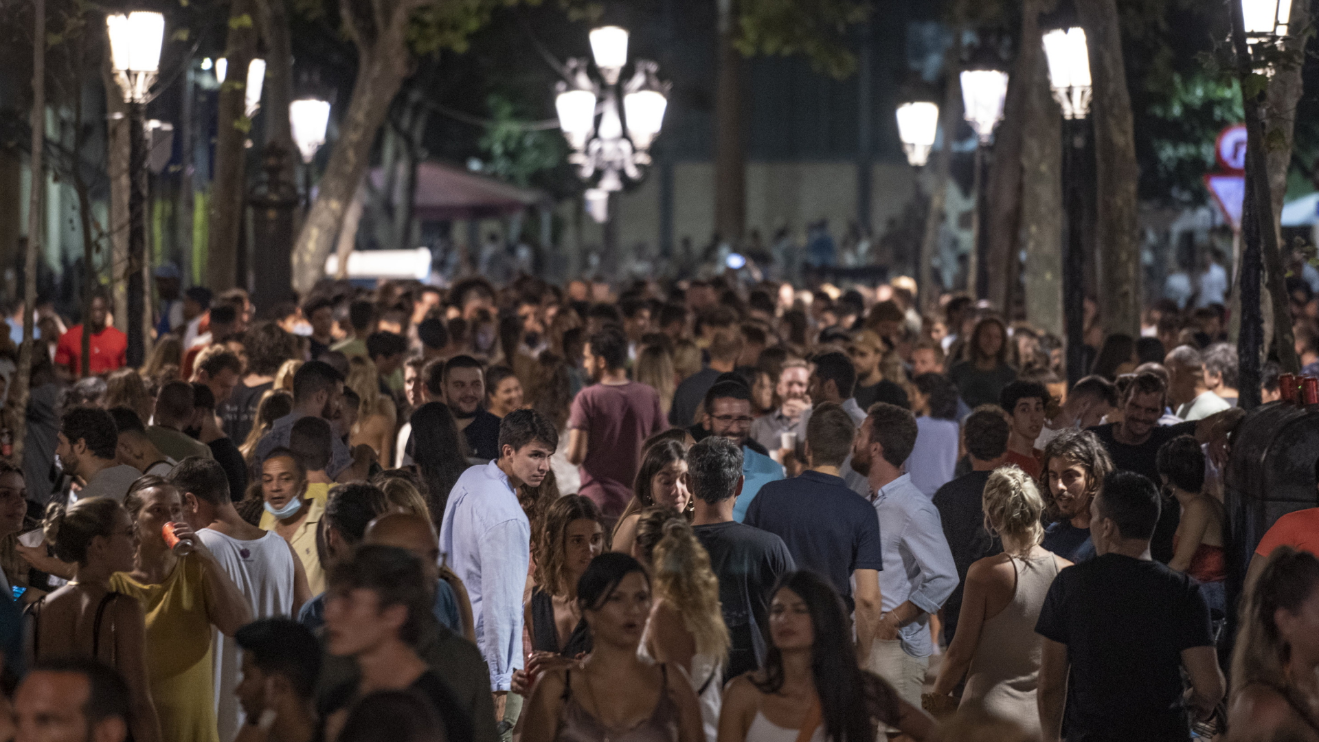 Die Innenstadt von Barcelona ist voller Menschen.  | AP