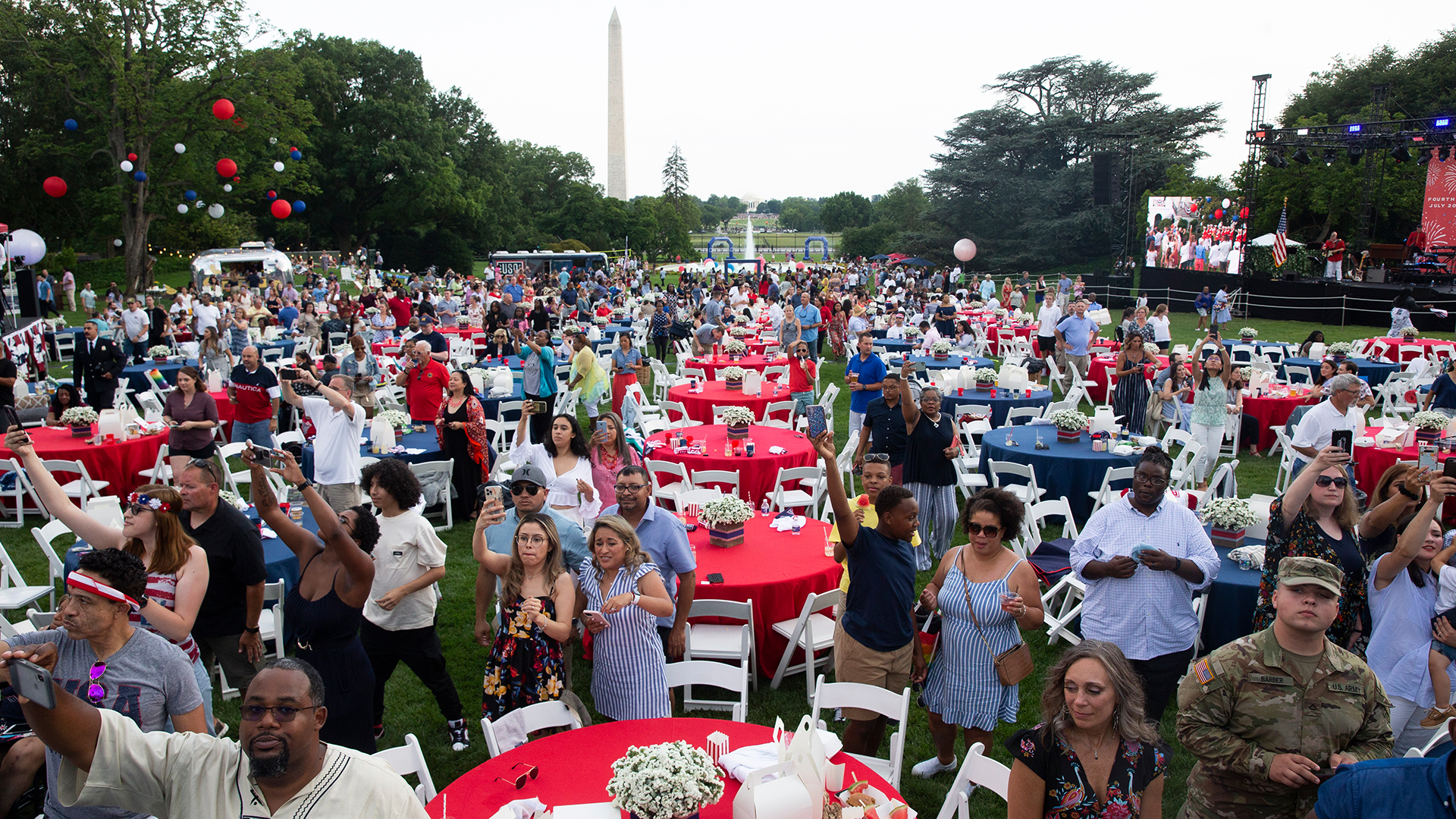 Menschen bei den Feierlichkeiten zum 4. Juli vor dem Weißen Haus - im Hintergrund das Washington Monument | EPA