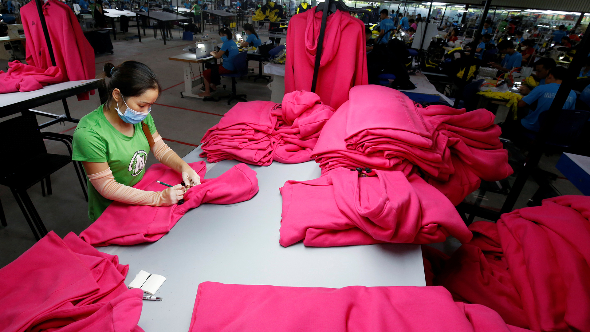 Eine Frau arbeitet in einer Fabrik in Vietnam | REUTERS