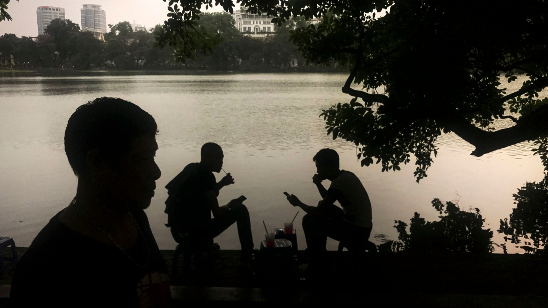 Männer an einem Fluss in Hanoi | ROMAN PILIPEY/EPA-EFE/REX