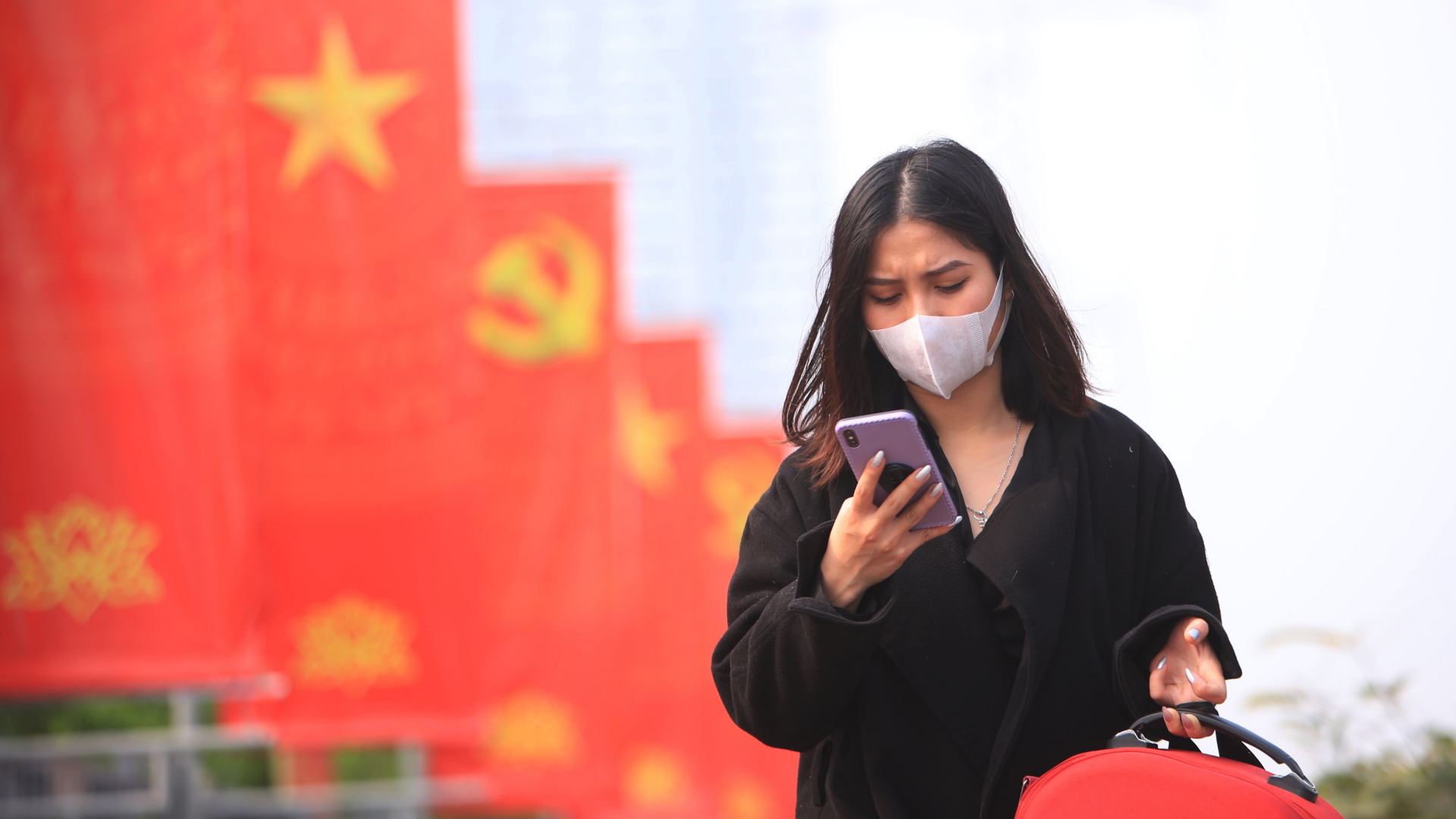 Eine Frau schaut in Vietnam auf ihr Handy | AP