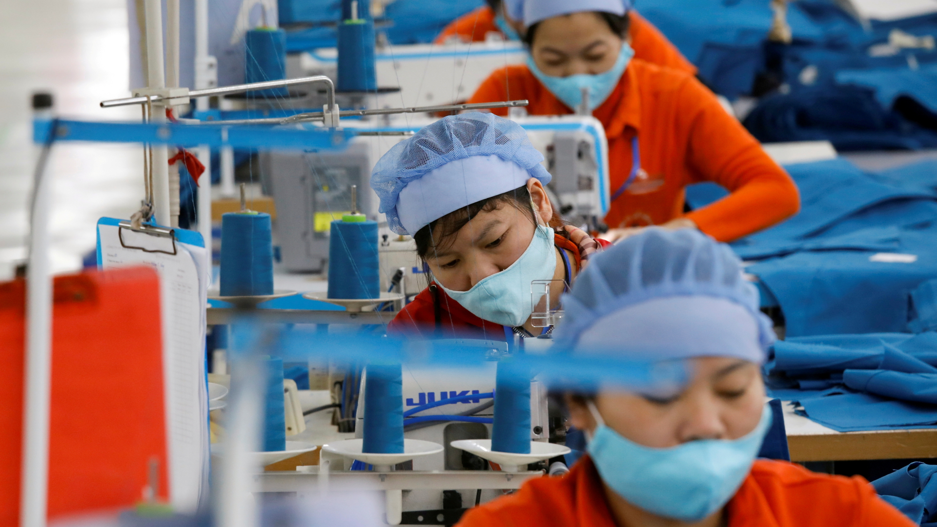 Arbeiterinnen nähen in einer Fabrik in Vietnam | REUTERS