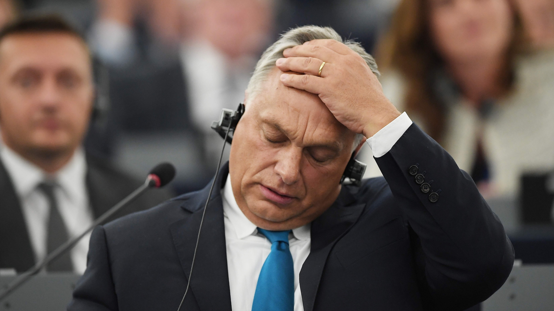 Ungarns Regierungschef Viktor Orban fasst sich bei der Debatte im EU-Parlament an den Kopf. | AFP