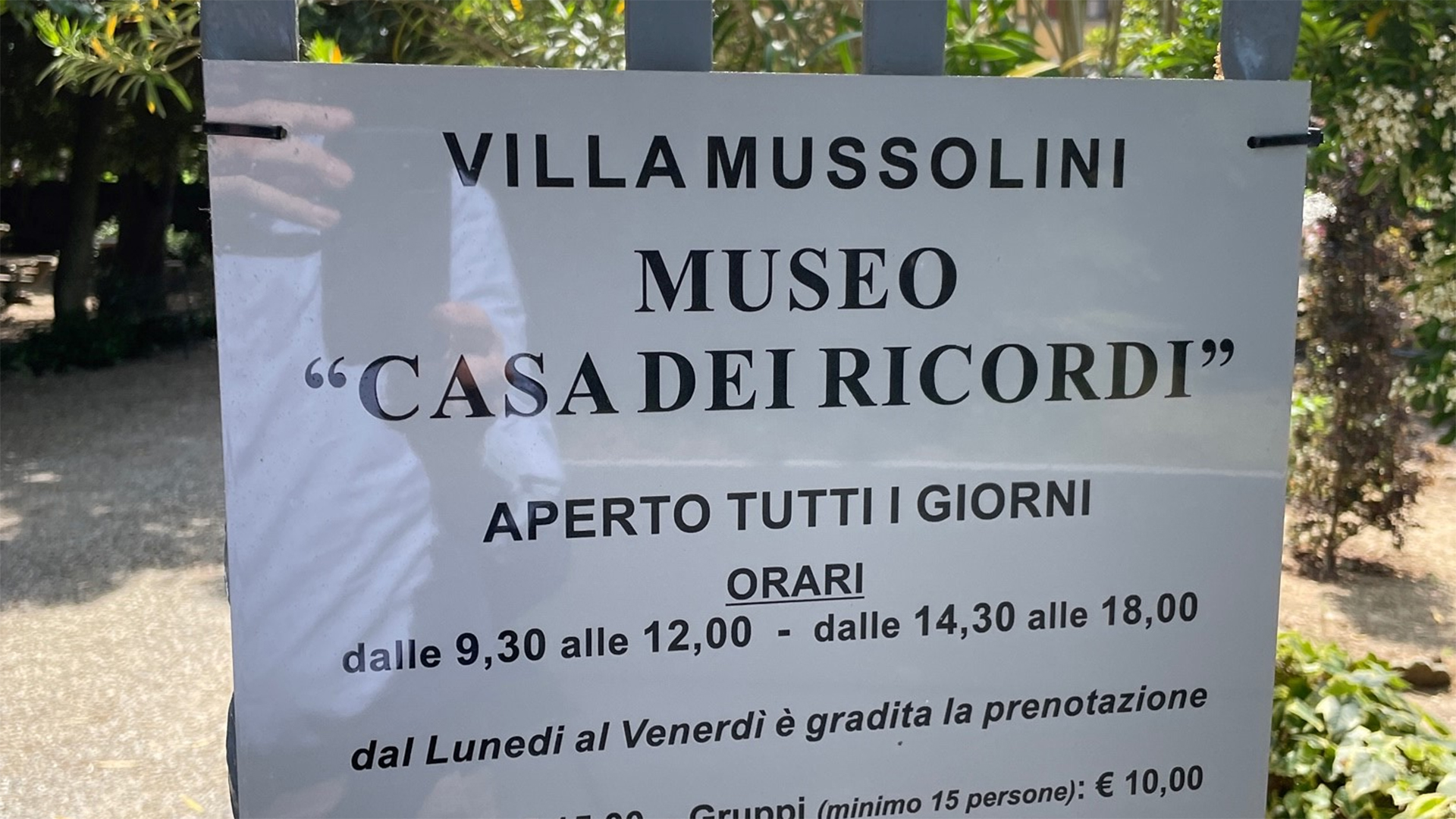 Ein Schild weist auf die Villa Mussolini in Forli (Italien) hin. | Jörg Seisselberg
