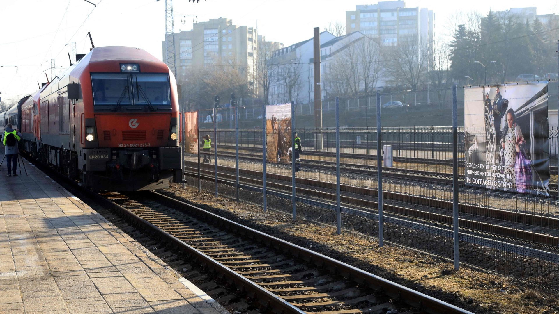 Fotografien aus Russlands Krieg gegen die Ukraine hängen in einem Bahnhof in Vilnius. | AFP