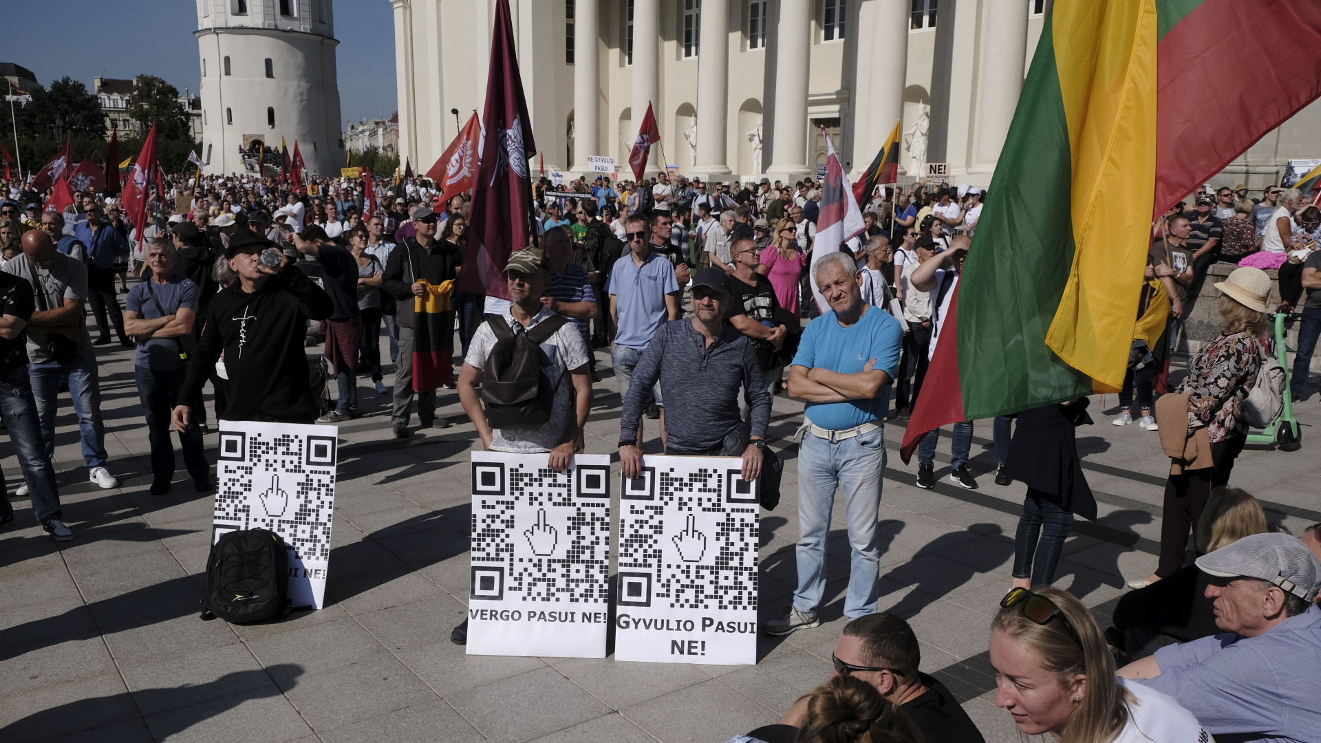 In der litauischen Hauptstadt Vilnius demonstrieren Menschen gegen einen von der Regierung eingeführten Corona-Gesundheitspass. | EPA