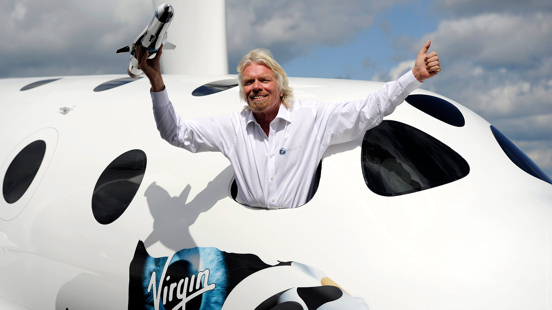 Richard Branson posiert für Fotografen aus dem Virgin Galactic Spaceship | picture alliance / dpa