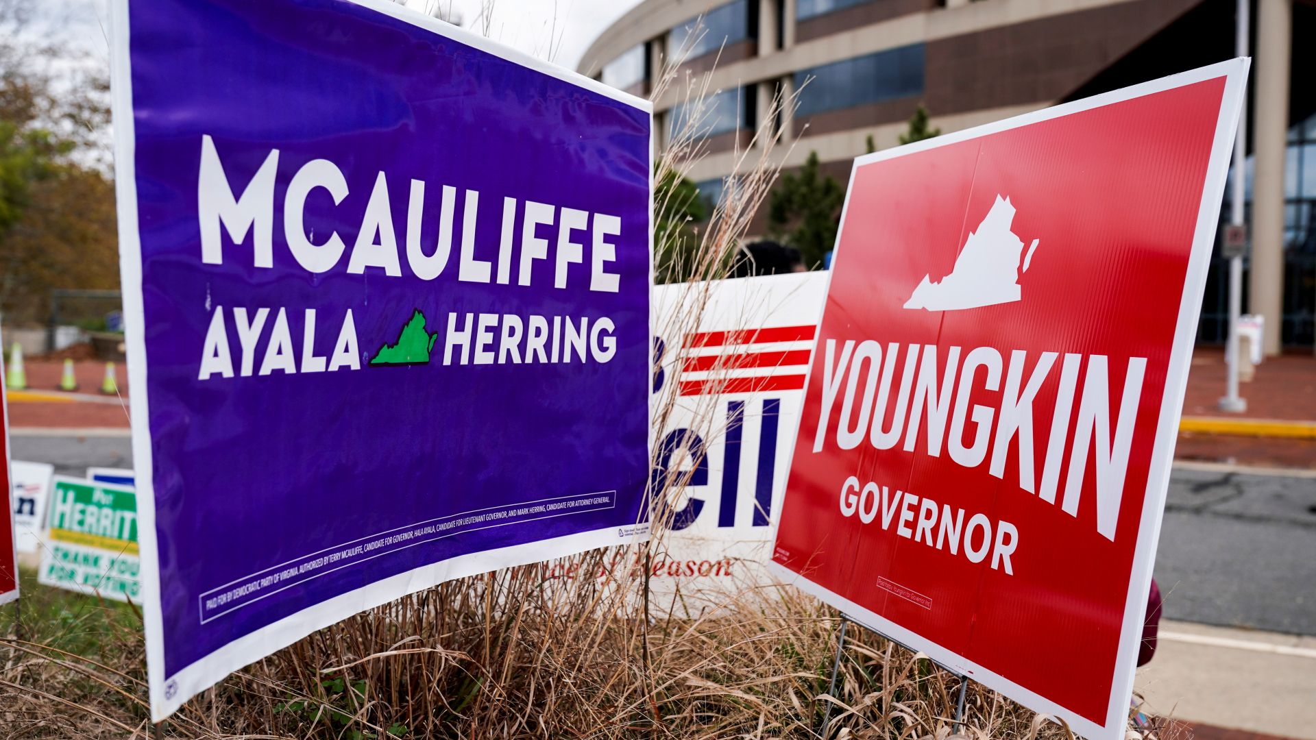 In Fairfax (US-Bundesstaat Virginia) sind Plakate für die Gouverneurs-Kandidaten McAuliffe und Youngkin zu sehen | REUTERS