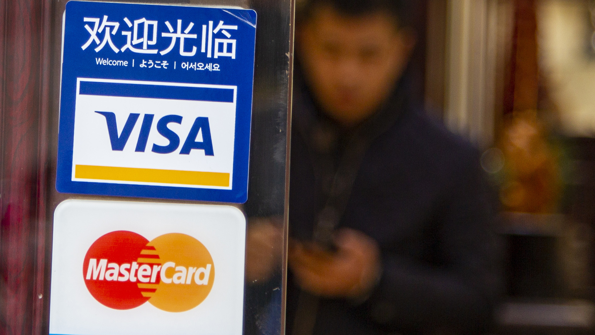 Logos von Visa und Mastercard sind an einem Geschäft in Shanghai zu sehen | picture alliance/dpa