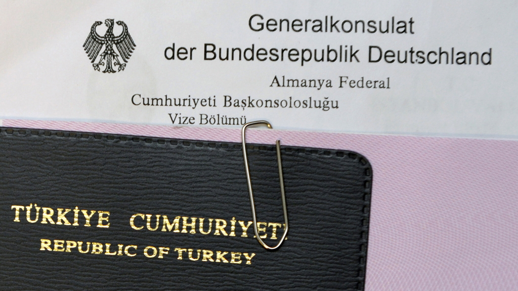 Ein türkischer Pass liegt im deutschen Generalkonsulat in Istanbul