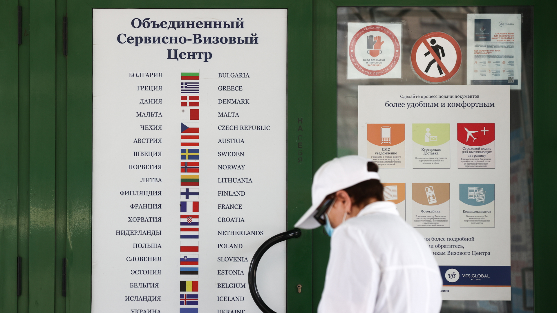Am Eingang eines Visazentrums in Nowosibirsk werden Visa für europäische Staaten beworben.