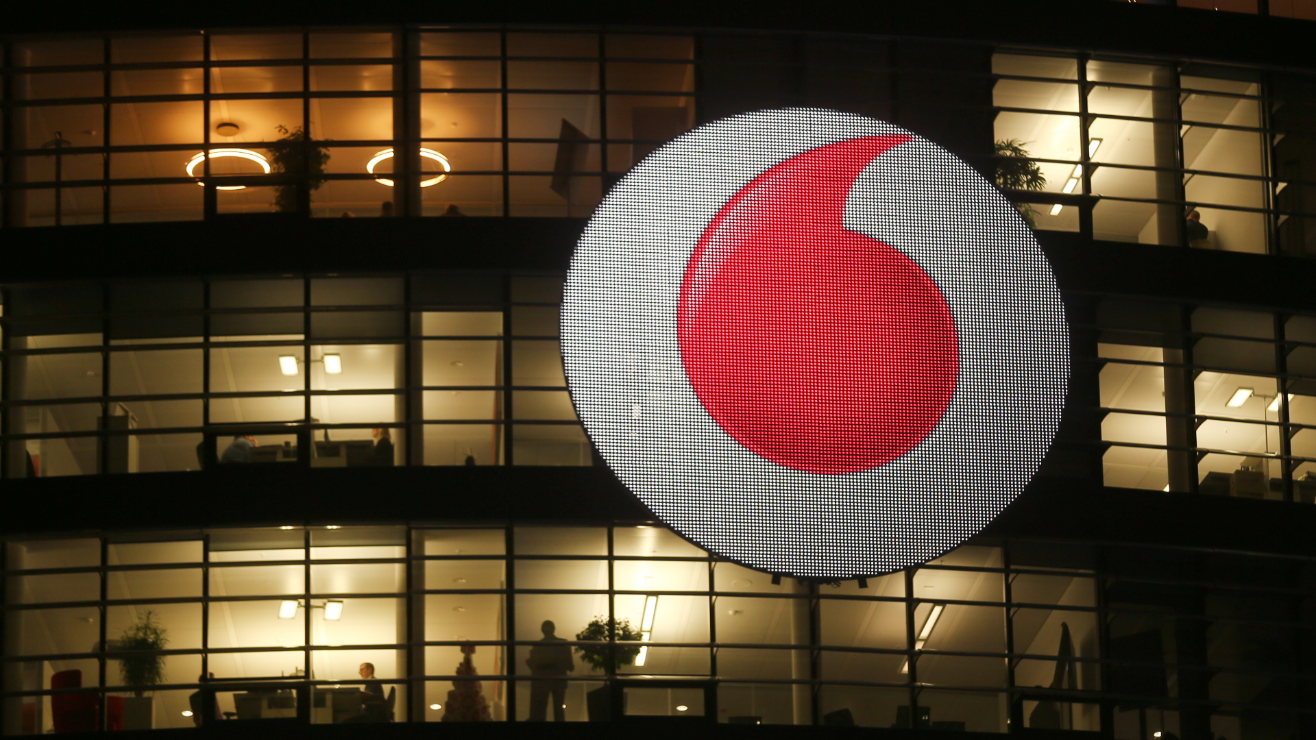 Das Logo an der Unternehmenszentrale von Vodafone GmbH in Düsseldorf | dpa