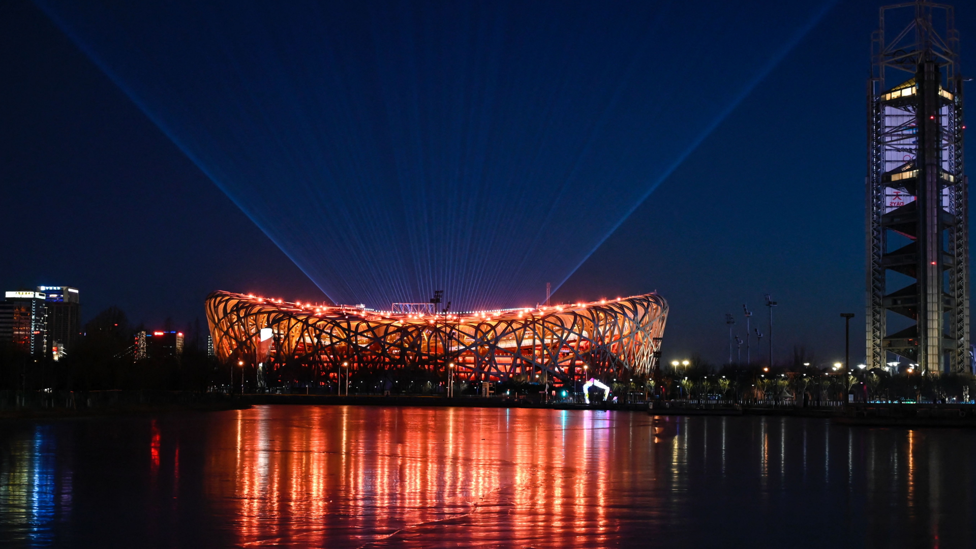 Das hell erläuchtete Stadion in Peking - "Vogelnest" genannt | AFP