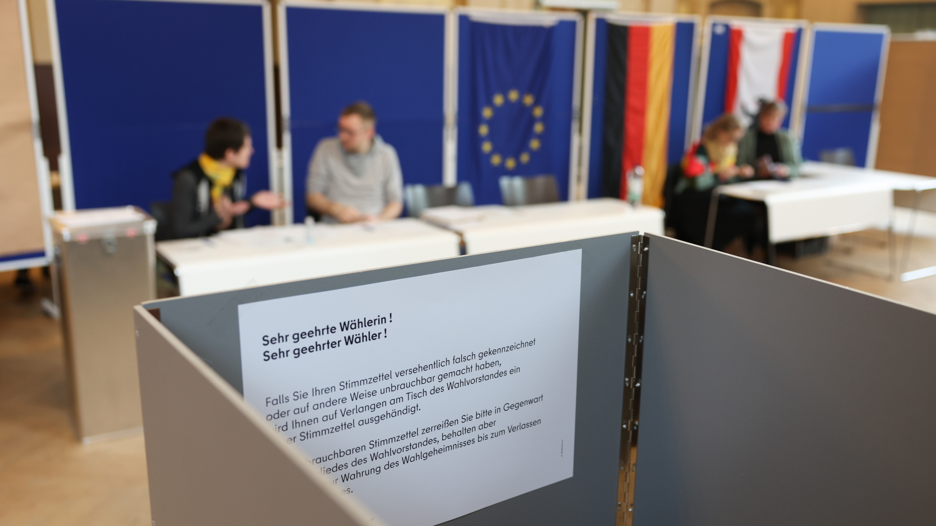 Blick in ein Wahllokal im Bildungs- und Kulturzentrum Peter Edel in Berlin-Weissensee. | dpa