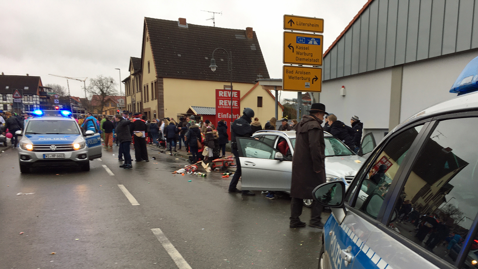 Rettungskräfte in Volksmarsen am Rande eines Umzugs | Hessischer Rundfunk