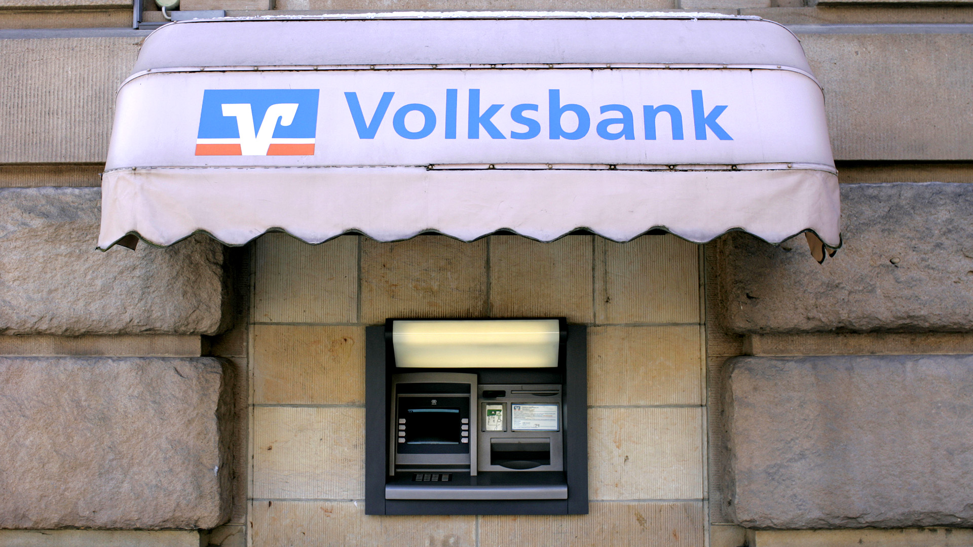 Blick auf eine Filiale der Volksbank. | picture alliance / Jens Wolf/dpa
