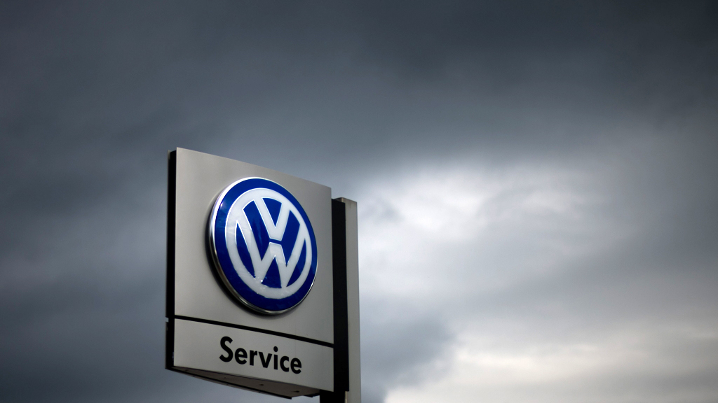 Ein Logo von Volkswagen bei einem VW-Händler
