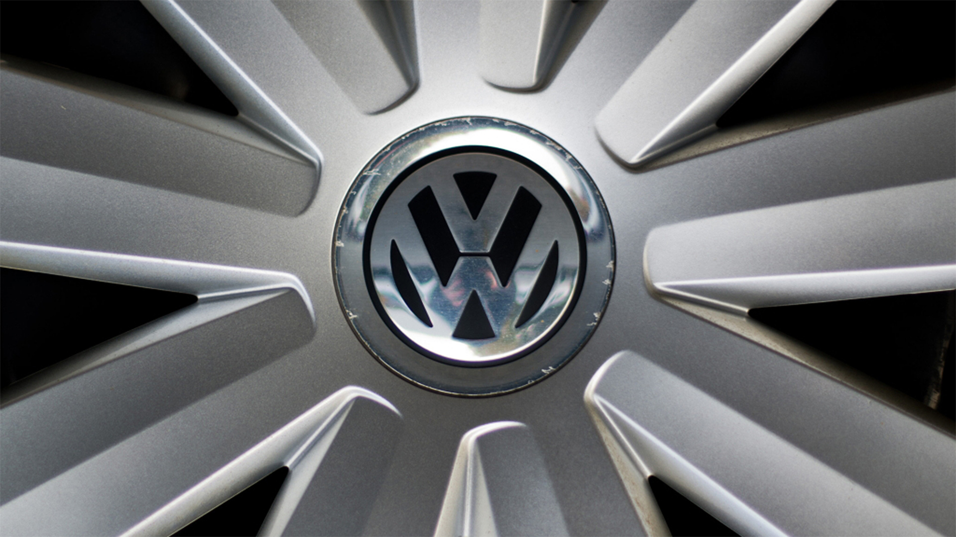 Das VW-Logo steht auf einer Rad-Felge Kopf. | dpa