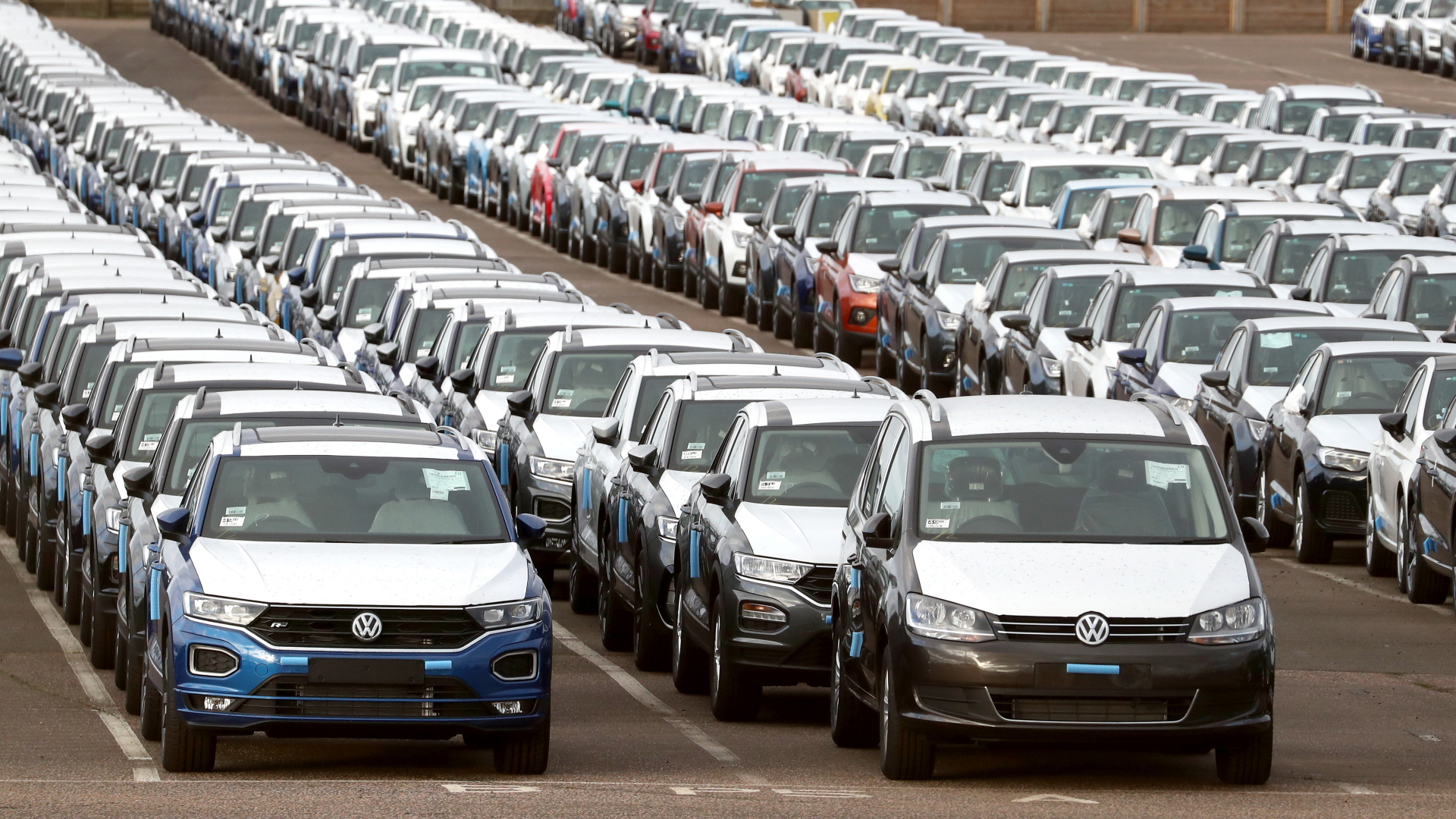 Tausende von neuen Autos stehen auf einem Gelände in der Nähe von Sheerness in Kent.  | dpa