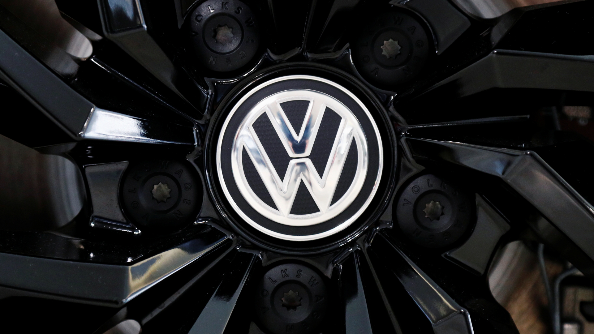 Das Volkswagen-Logo in einer Felge. | REUTERS