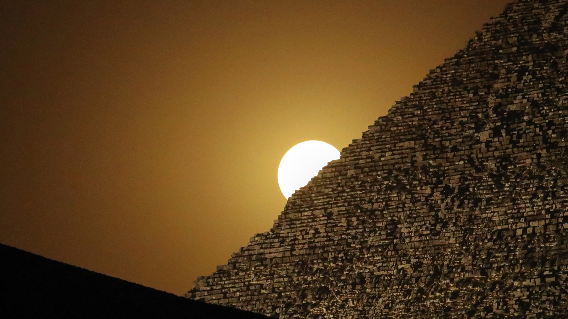Der Vollmond leuchtet hinter der Großen Pyramide von Gizeh (Ägypten), der Cheops-Pyramide. | dpa