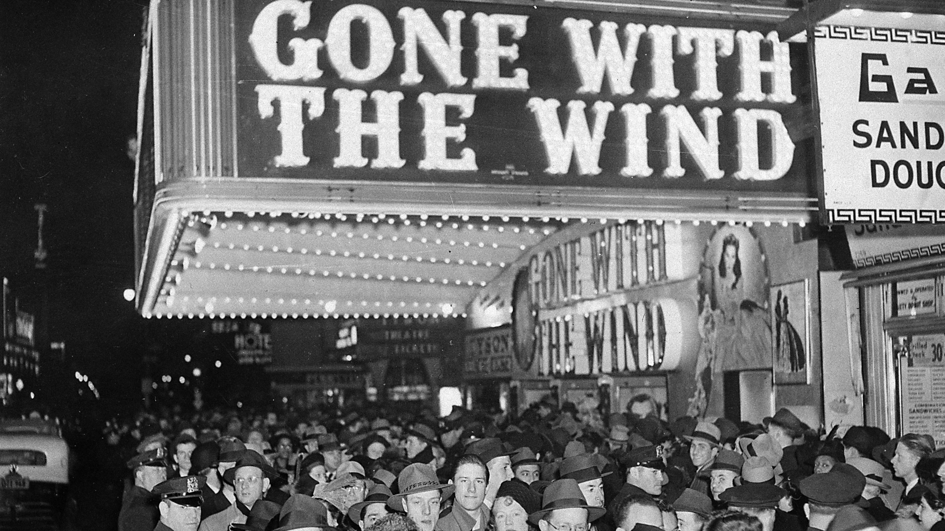 Besucher drängen zu einer Vorstellung von "Vom Winde Verweht" in ein Kino (Archivbild). | AP