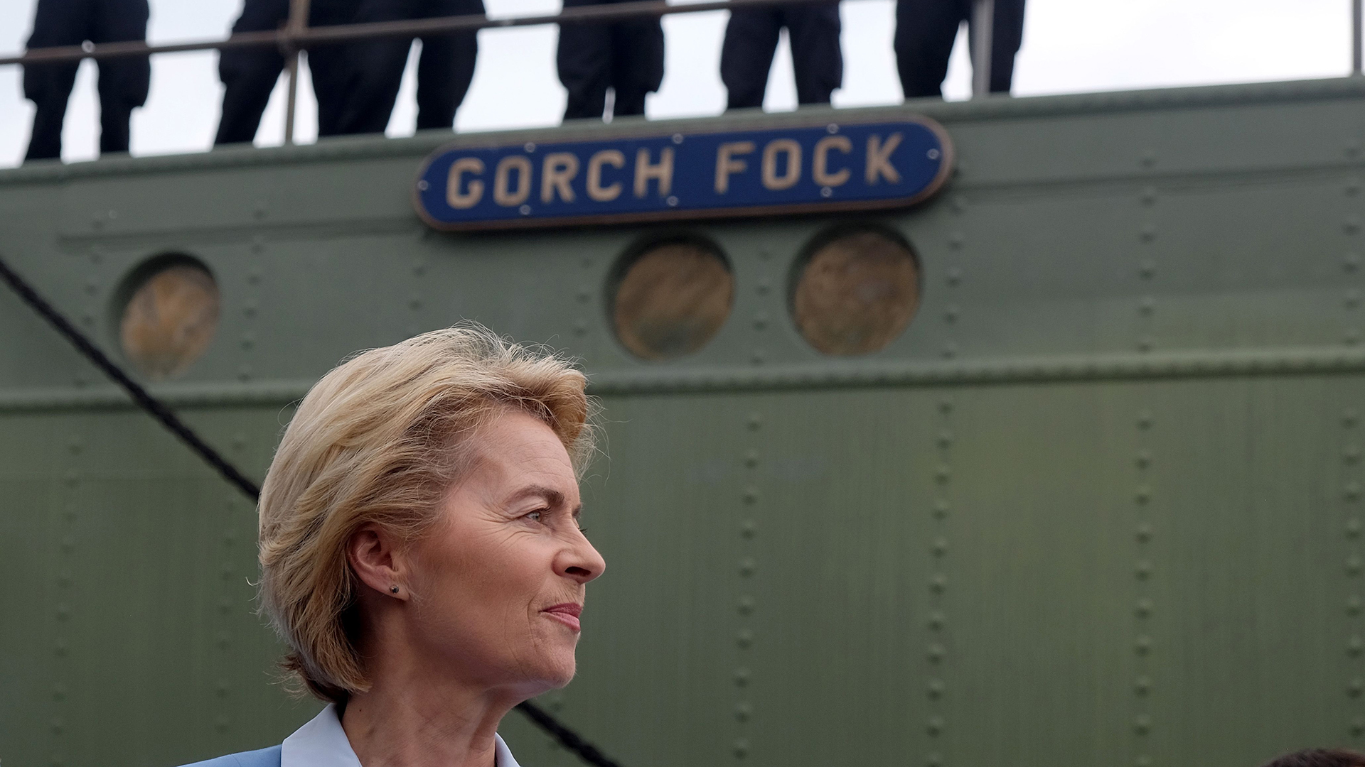 Ursula von der Leyen neben der ''Gorch Fock'' | AFP