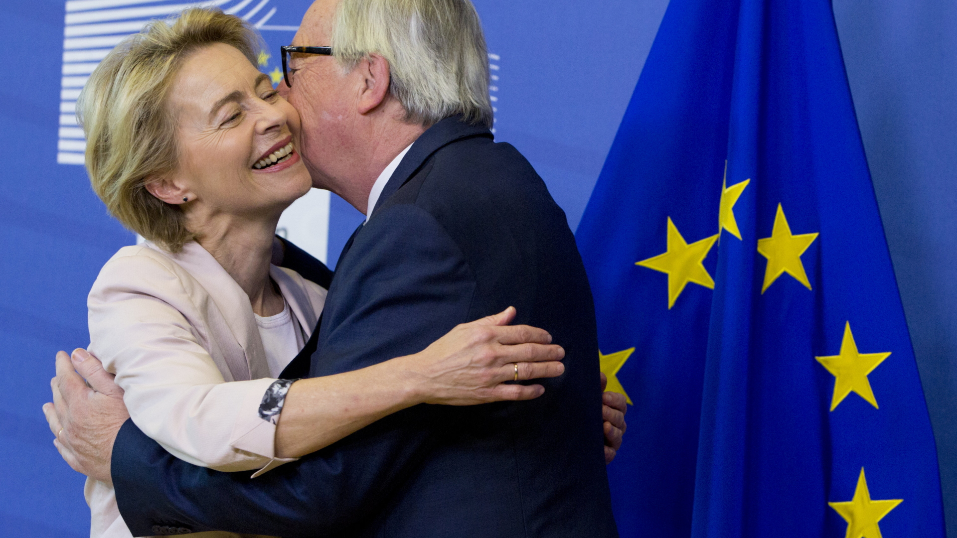Bundesverteidigungsministerin von der Leyen umarmt EU-Kommissionschef Juncker