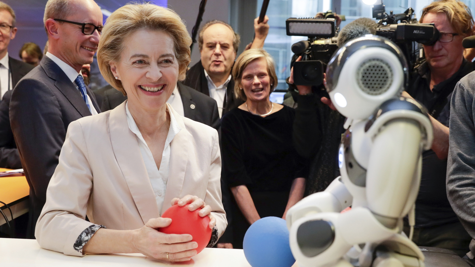 Ursula von der Leyen schaut sich die Erfindung "Sprichst du Roboter?" am AI Experience Center der Universität VUB an. | dpa