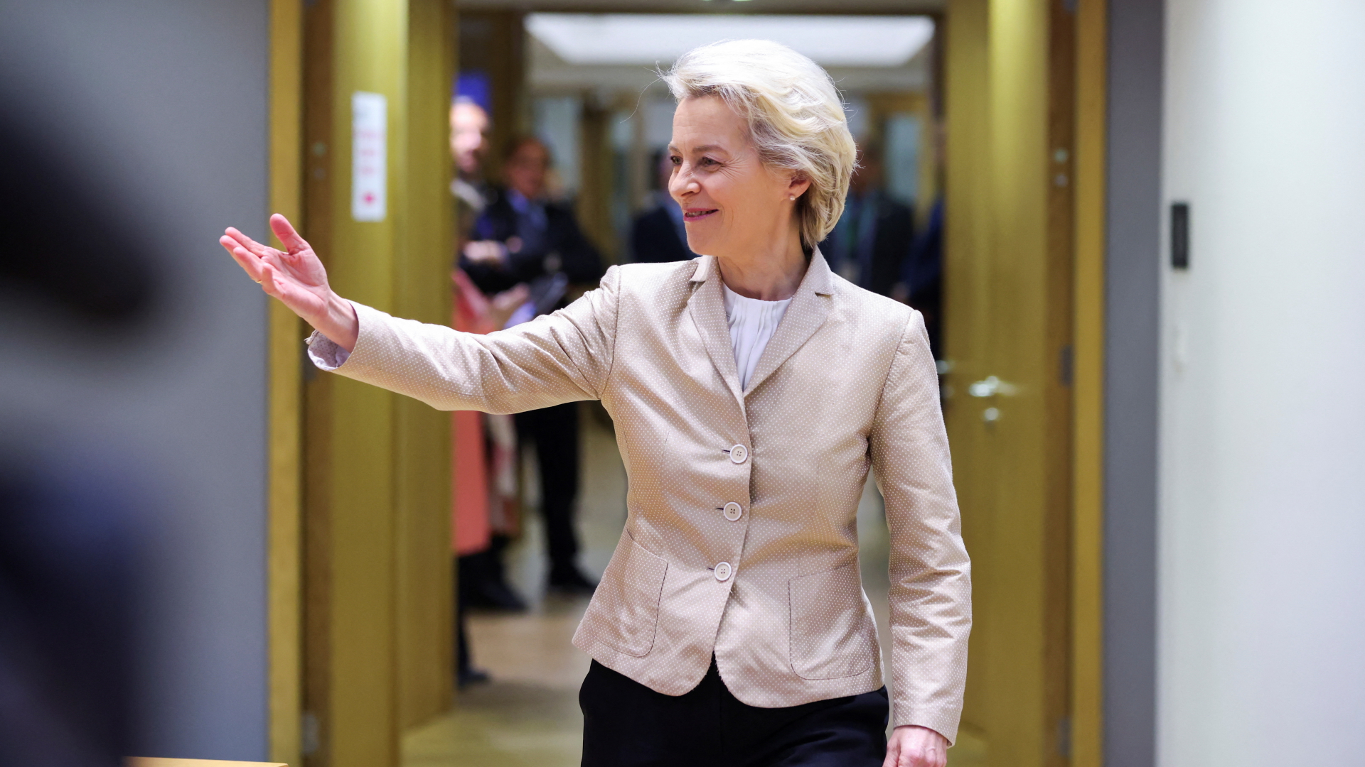 Ursula von der Leyen breitet bei der Ankunft zum EU-Gipfel im Mai 2022 die Arme aus