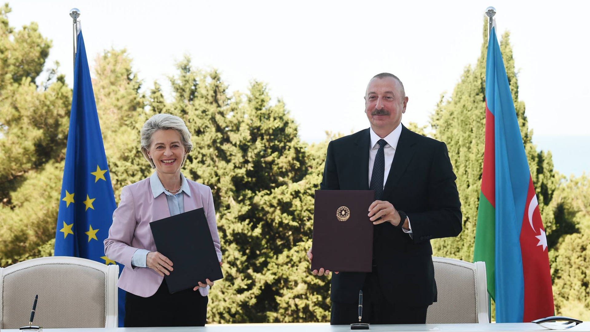 Ursula von der Leyen und Ilham Aliyev bei der Unterzeichnung einer Absichtserklärung zu Gaslieferungen in Baku, Aserbaidschan.