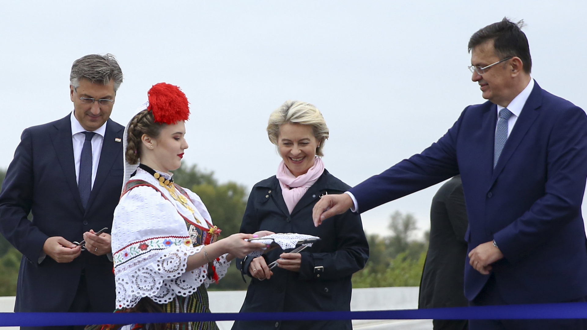 Bosniens Ministerratschef Zoran Tegeltija, EU-Kommissionschefin Ursula von der Leyen und Kroatiens Premier Andrej Plenkovic bei der Einweihung einer Brücke in Donji Svilaj. | AP