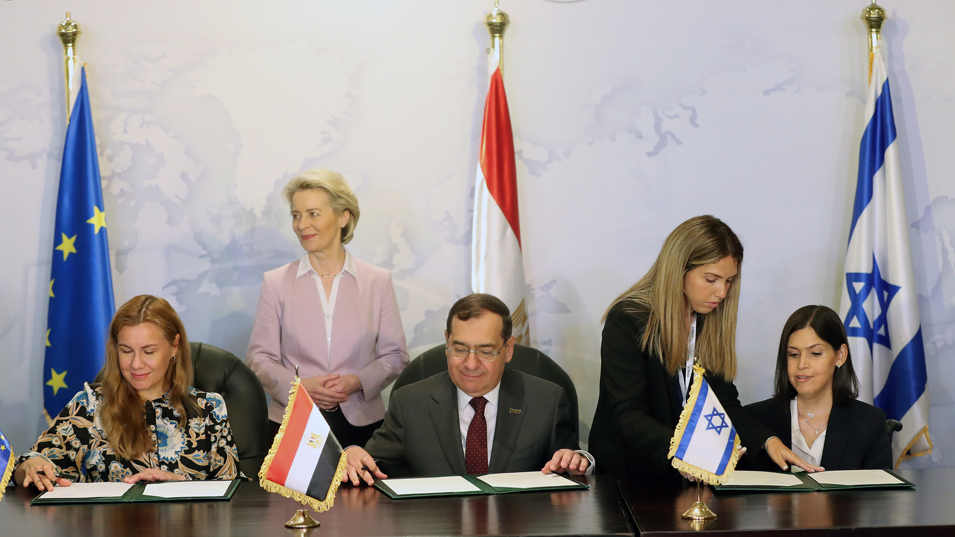 Kadri Simson, Ursula von der Leyen, Tarek El-Mollar und Karine Elharrar (v. l. n. r.) | EPA