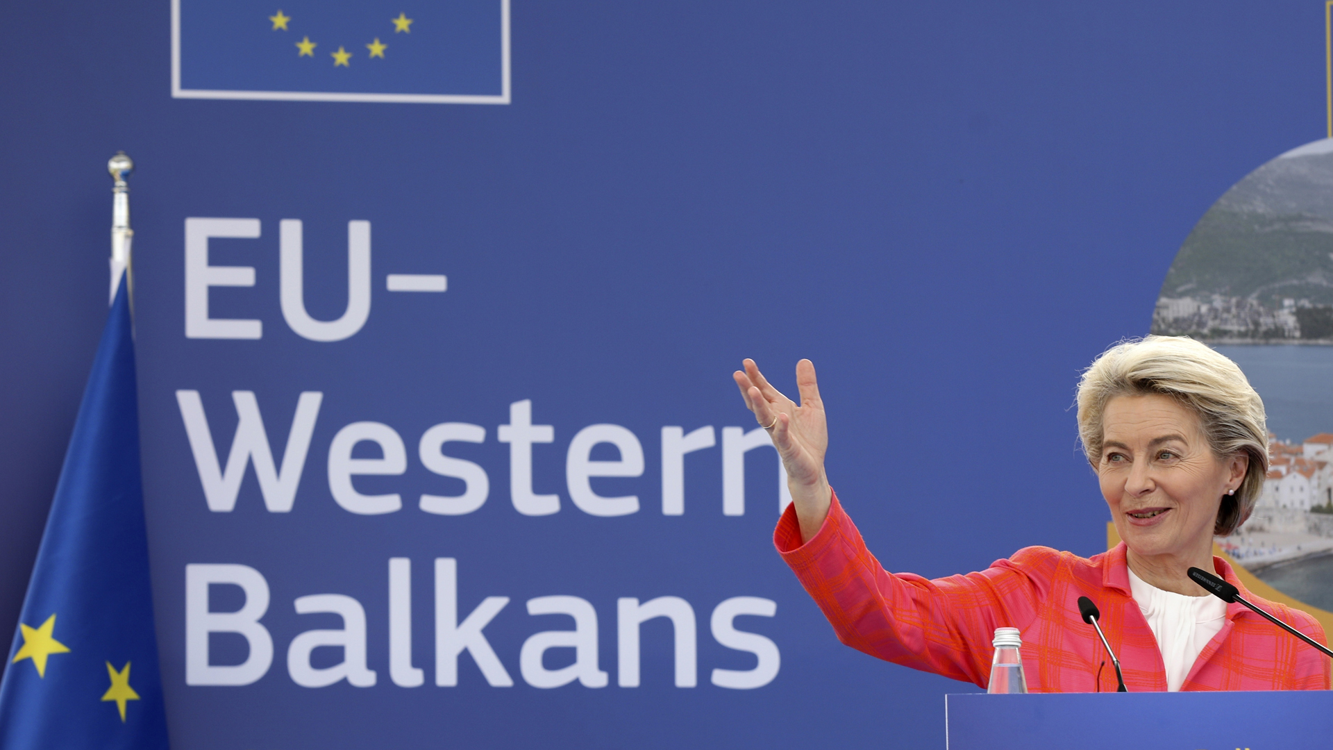 EU-Kommissionschefin Ursula von der Leyen bei einer Pressekonferenz in Tirana  | picture alliance/dpa/AP