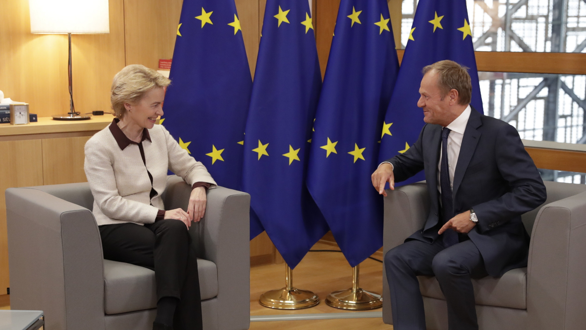 Die designierte EU-Kommissionpräsidentin Ursula von der Leyen und Ratspräsident Donald Tusk | AP