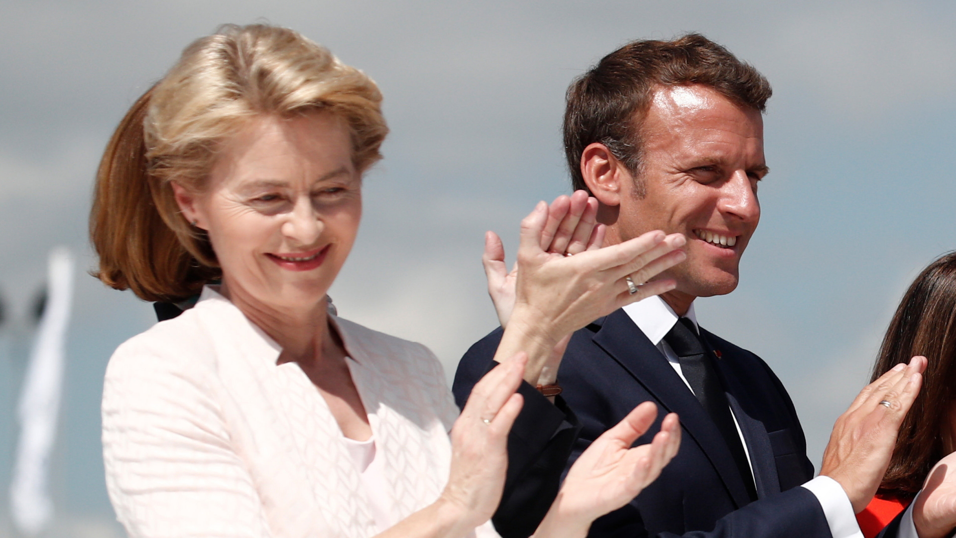 Ursula von der Leyen und Emmanuel Macron am 17. Juni in Le Bourget. | dpa