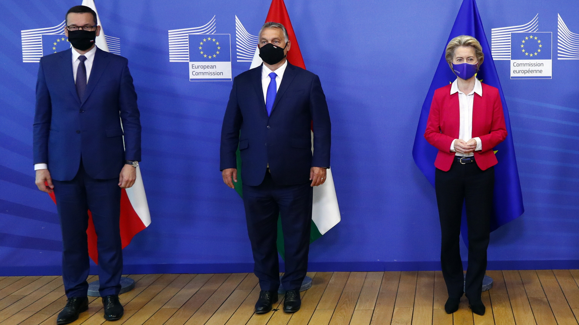 EU-Kommissionspräsidentin von der Leyen neben Polens Ministerpräsident Morawiecki und Ungarns Regierungschef Orban | dpa