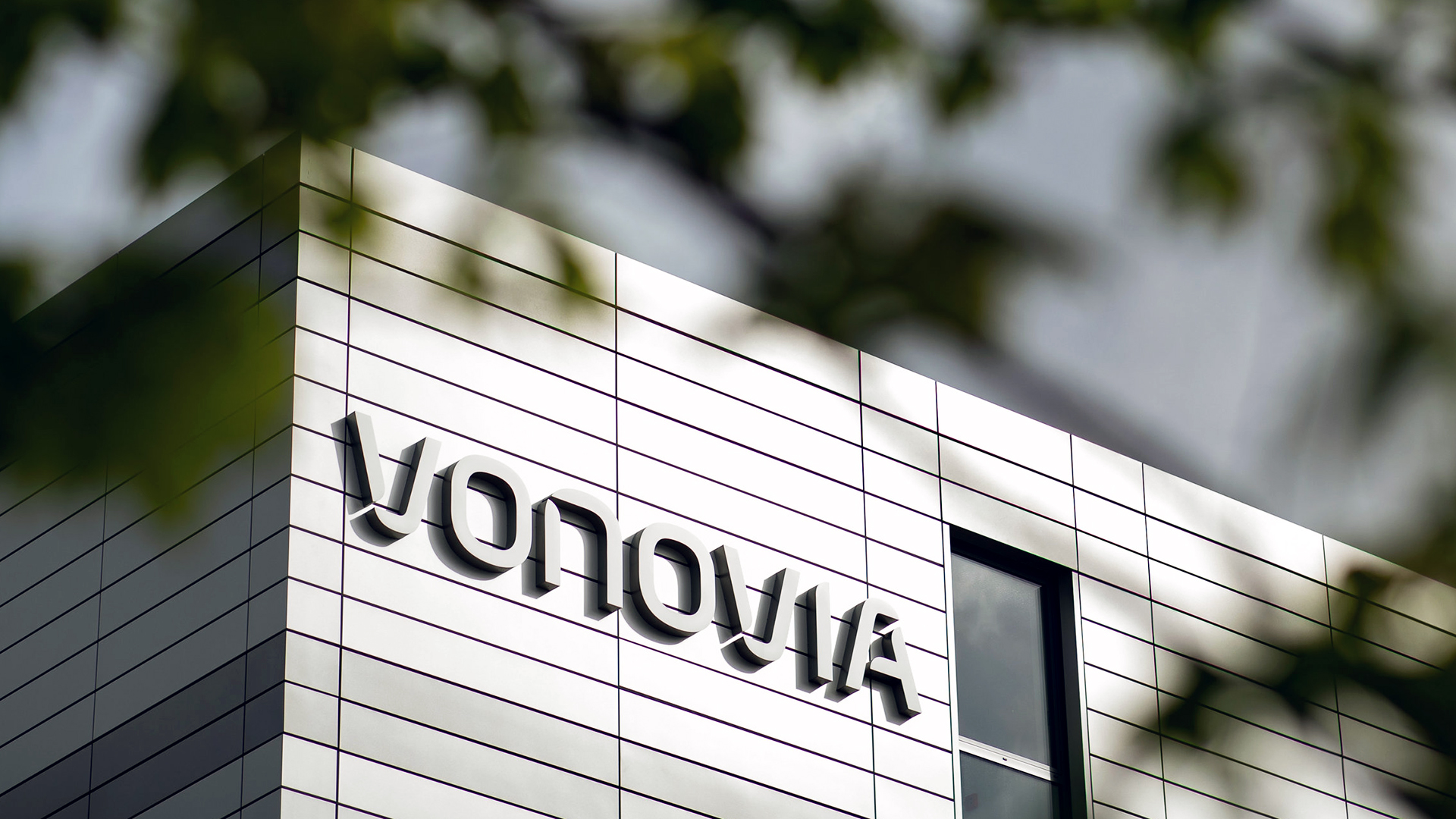 Der Schriftzug des Wohnungsunternehmens «Vonovia» hängt an der Firmenzentrale in Bochum