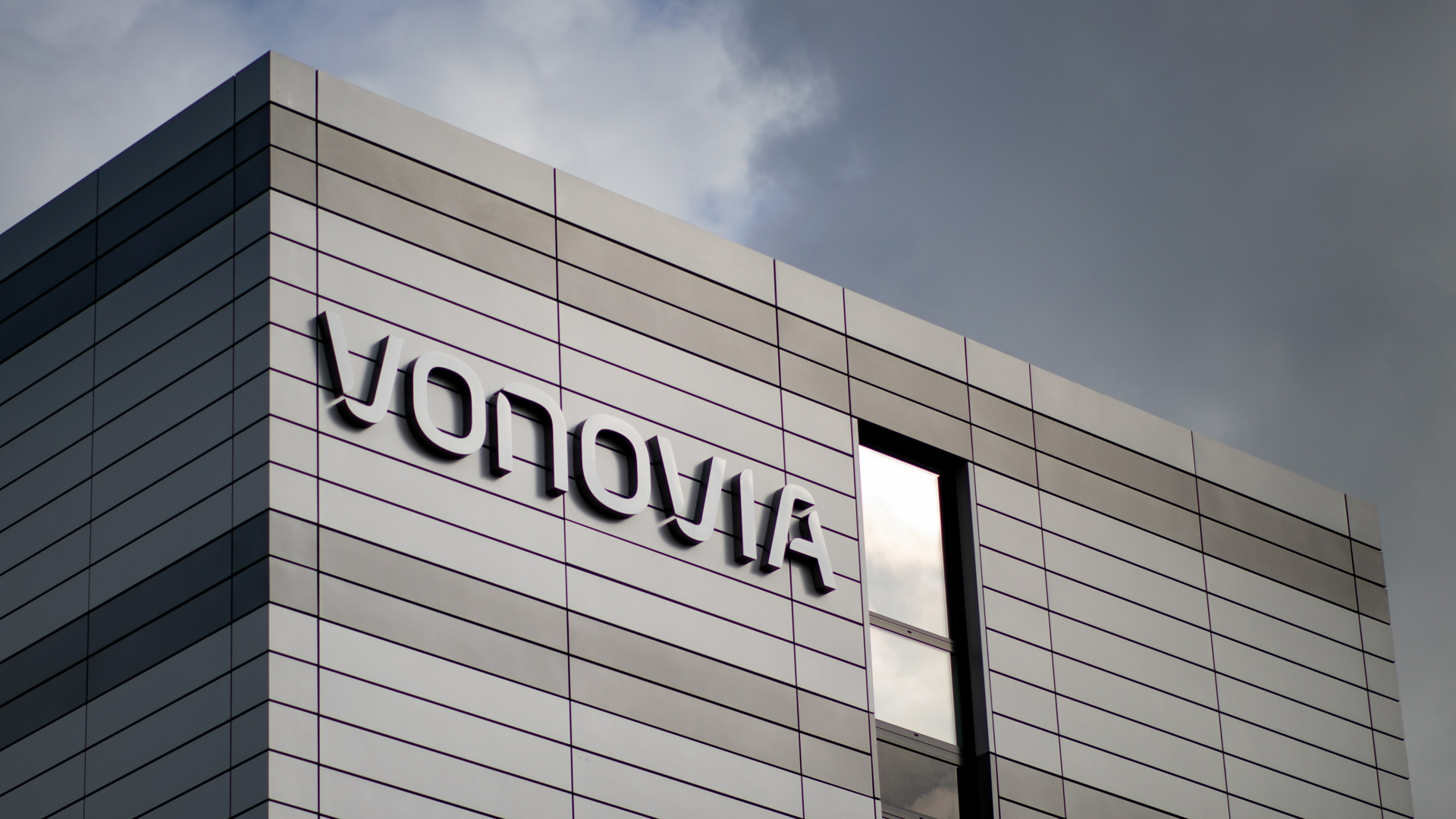 Das Logo des Wohnungskonzerns Vonovia ist an einem Gebäude zu sehen | dpa