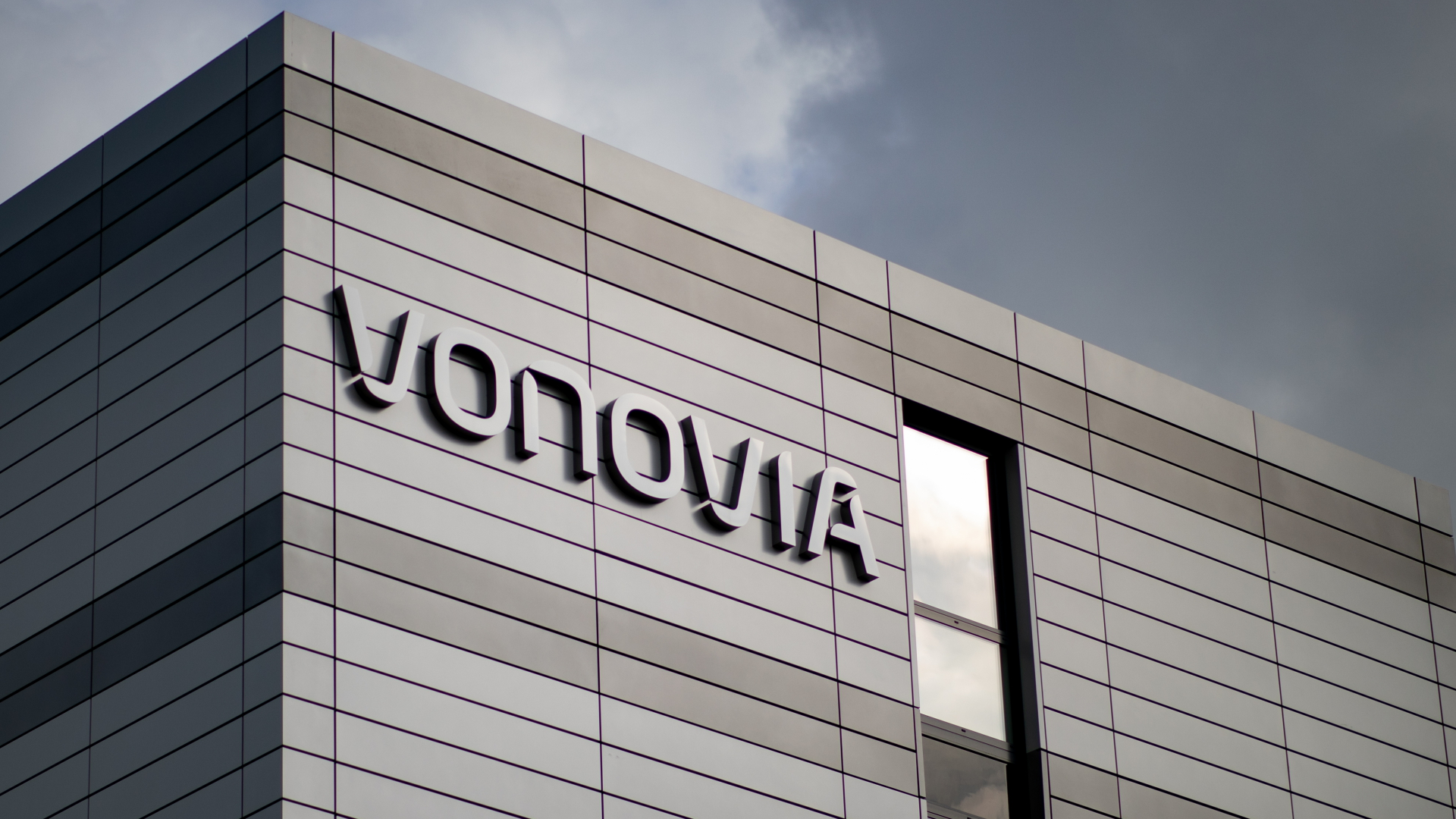 Logo des Immobilienkonzerns Vonovia an einer Hausfassade | dpa