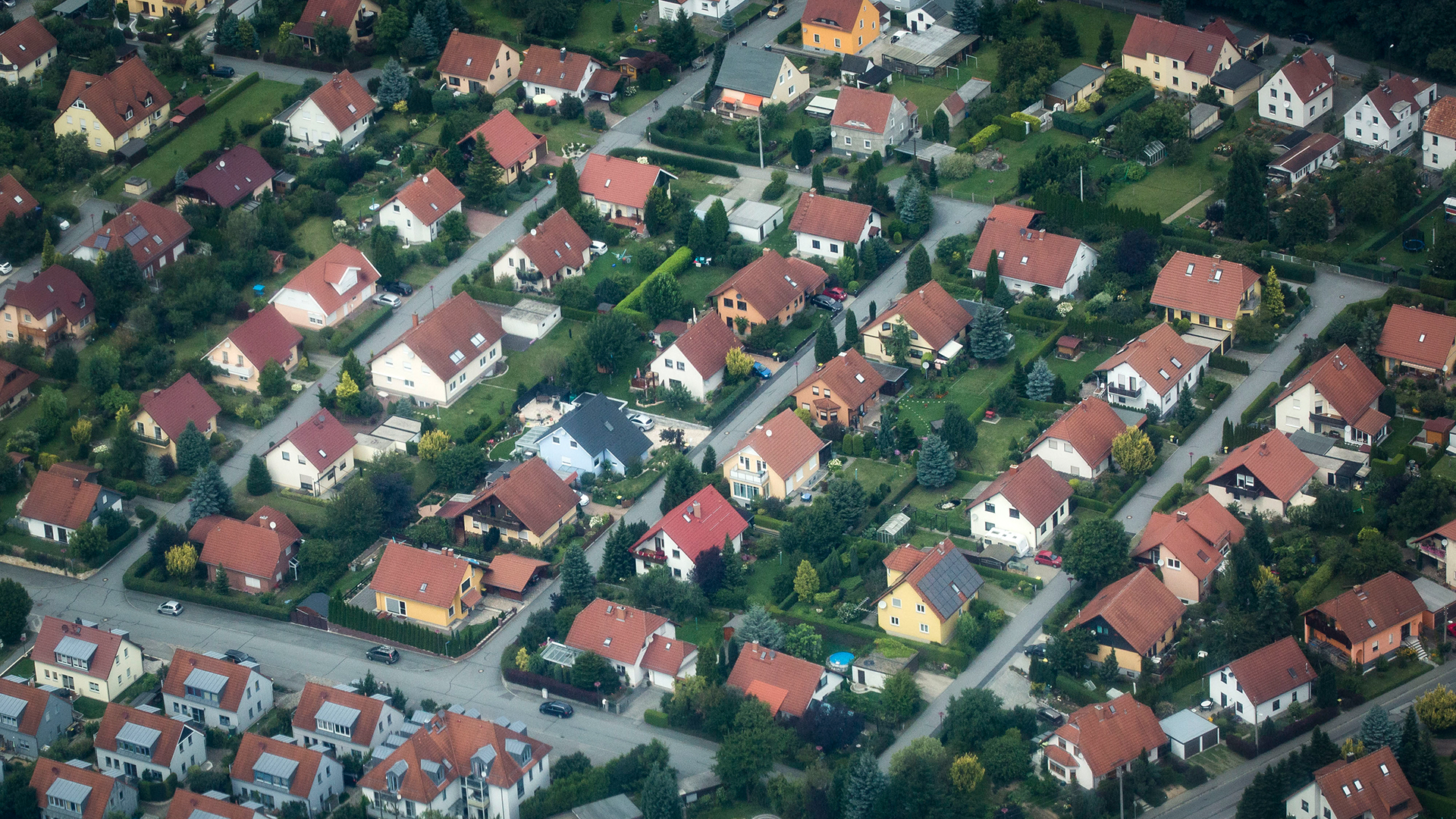 Luftaufnahme einer Vorstadtsiedlung bei Dresden
