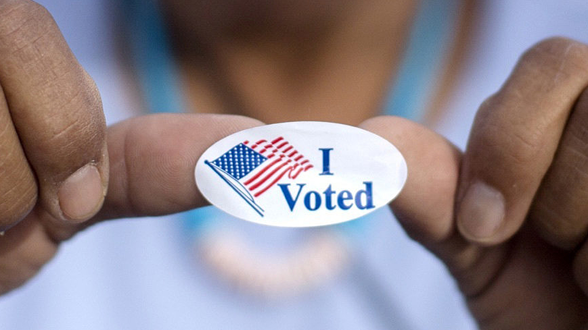 Hände halten Aufkleber mit dem Schriftzug "I voted" | AP