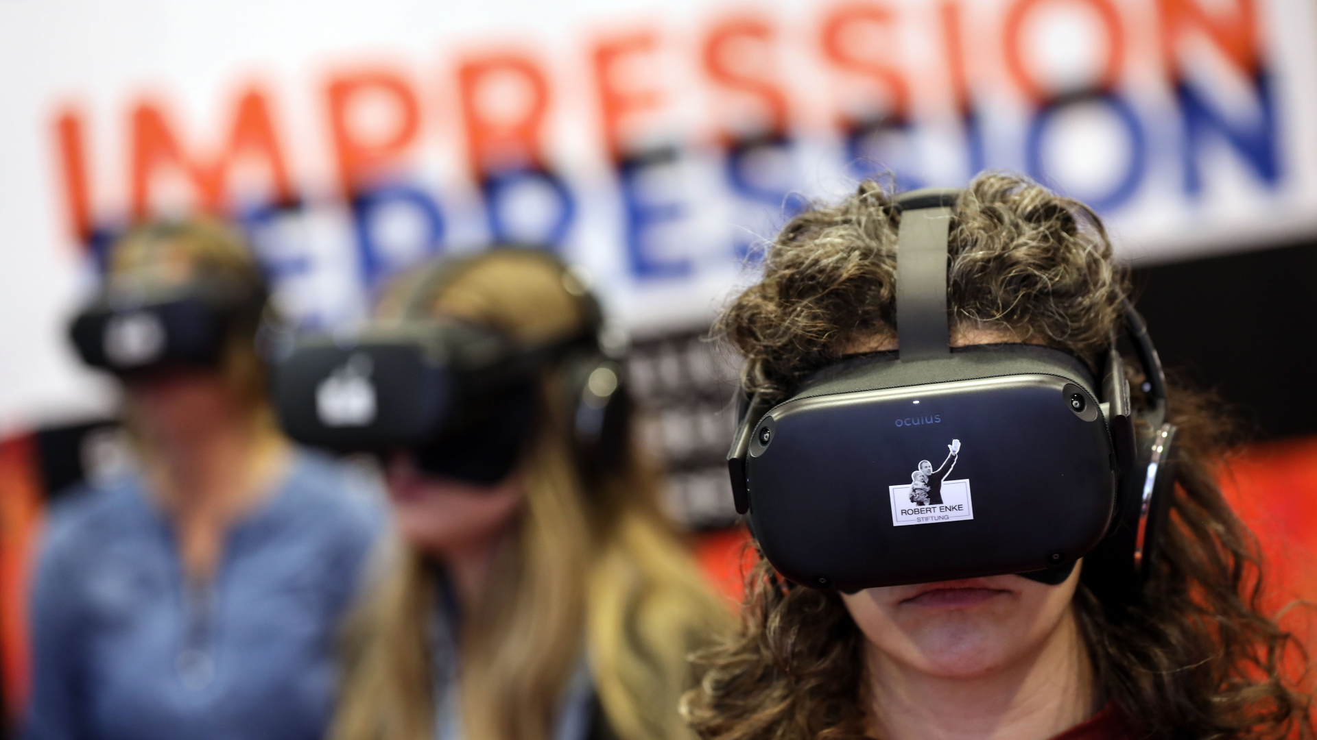 Mit einer VR-Brille soll die Aufmerksamkeit gegenüber Depression gestärkt werden. | FELIPE TRUEBA/EPA-EFE/REX